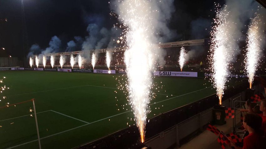Vuurwerk bij voetbalwedstrijd